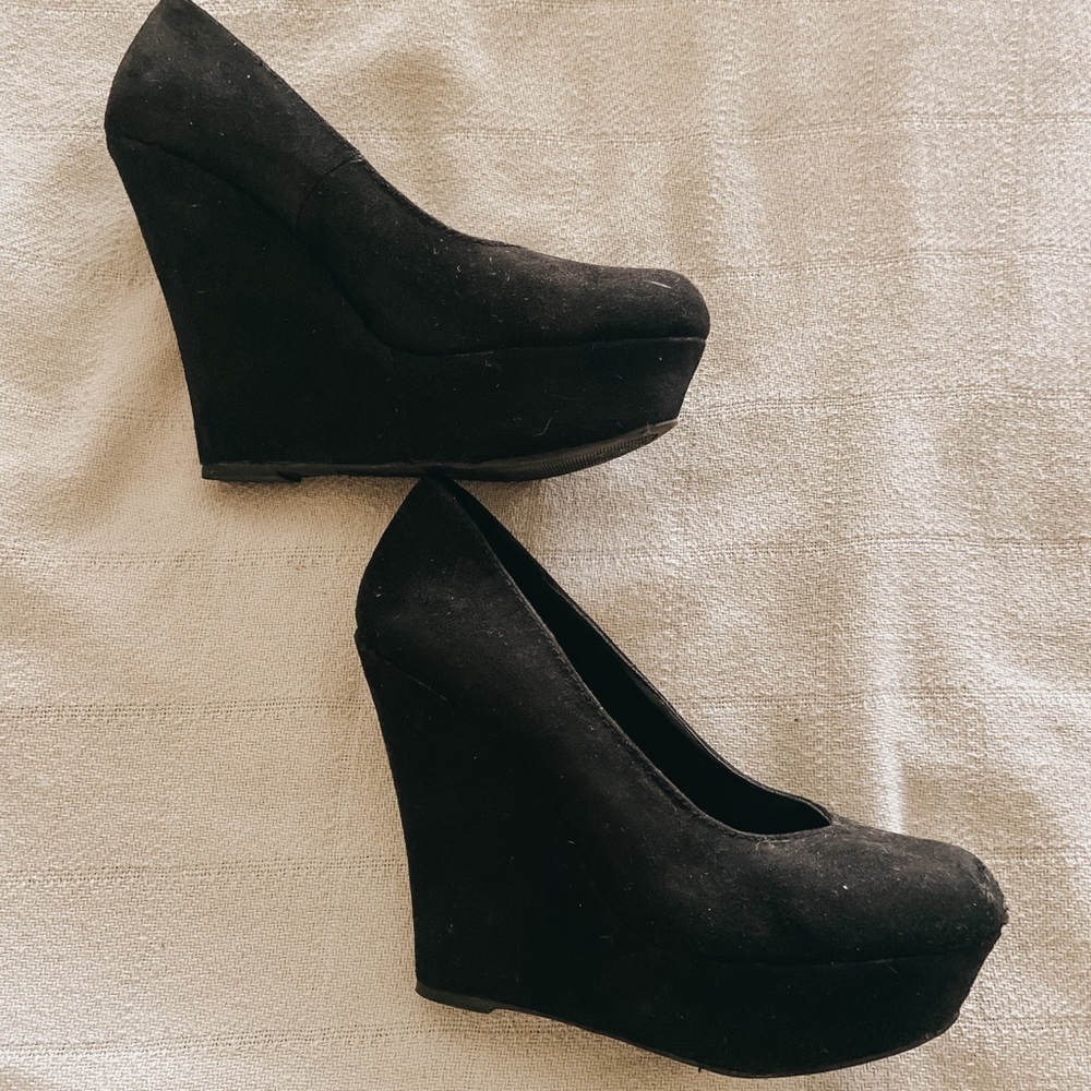Black wedges
